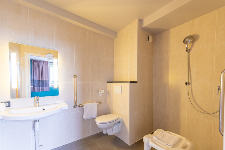 Bathroom 5, B&B HOTEL Lieusaint Carré Sénart, Seine-et-Marne