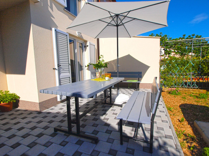 Others 5, Apartment 1092, Pula