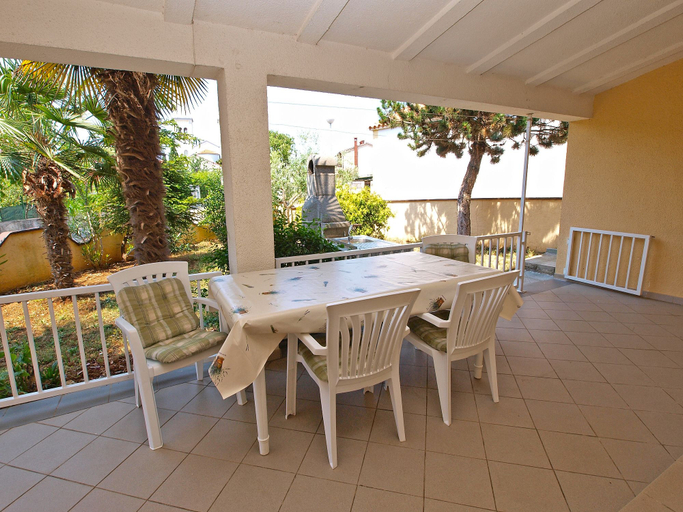 Others 4, Apartment 894, Medulin