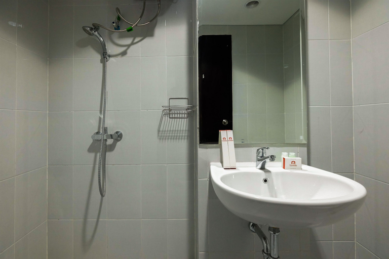 Bathroom 4, Graceful & Luxury 1BR Casa De Parco Apartment, Tangerang