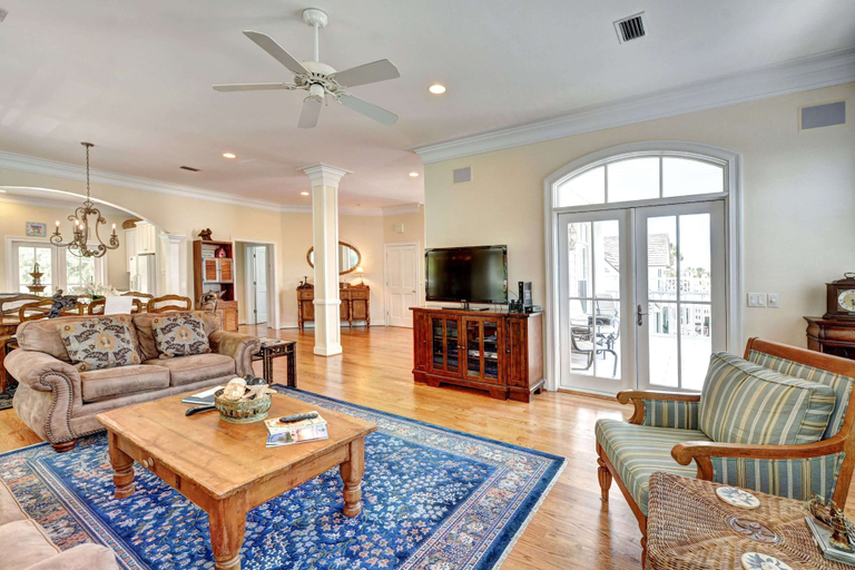 Others 4, 2225 Bruce Drive by Hodnett Cooper, Glynn