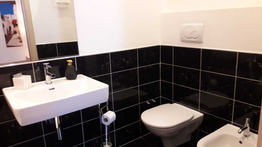 Bathroom 5, Villa del Mar, Bari