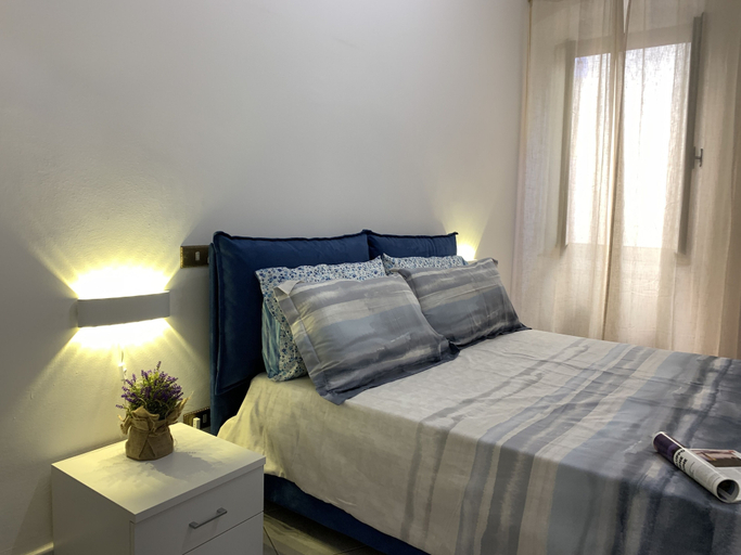 Room 2, House Carruggio, Genova