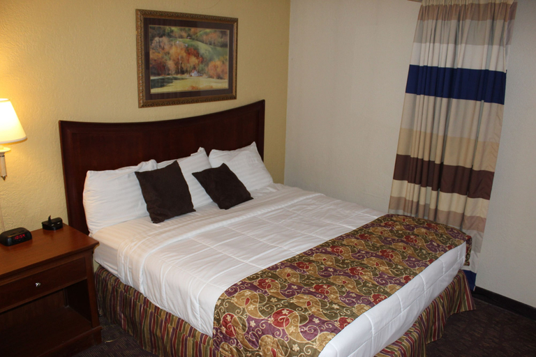Bedroom 3, Lamplighter Inn & Suites - South, Greene