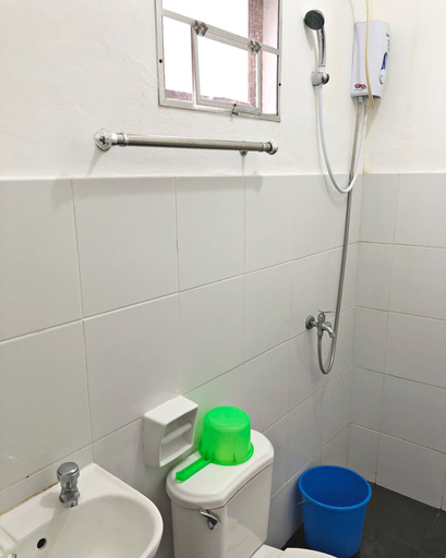 Bathroom 4, Famous Inn, Tagaytay City
