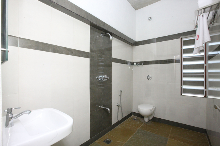 Bathroom 3, Hotel Du Palais, Viluppuram