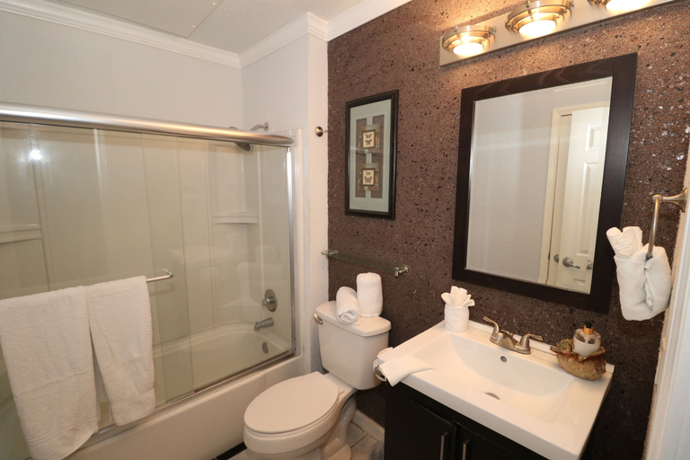 Bathroom, Island Morningside Condos by Cheap Getaway, Cameron