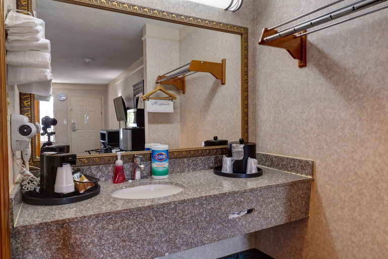 Bathroom 5, Deluxe Inn Fayetteville - I-95 Exit 49, Cumberland