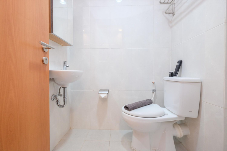 Bathroom 3, Simply Design Studio Room Evenciio Margonda Apartment By Travelio, Depok