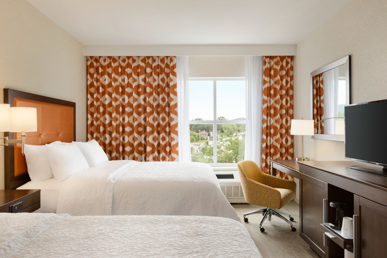 Bedroom 3, Hampton Inn St. Albans, Franklin
