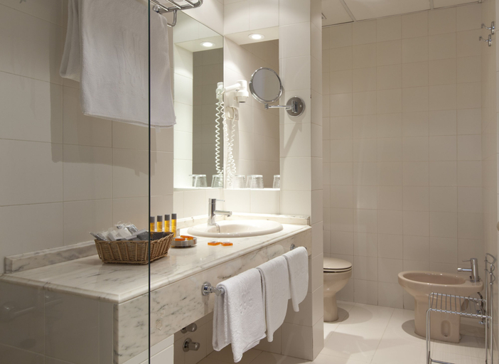 Bathroom 5, Hotel Moderno Puerta del Sol, Madrid