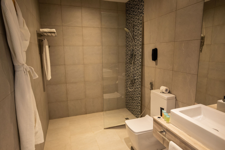 Bathroom 4, Grand Kingsgate Waterfront By Millennium Hotels, Dubai