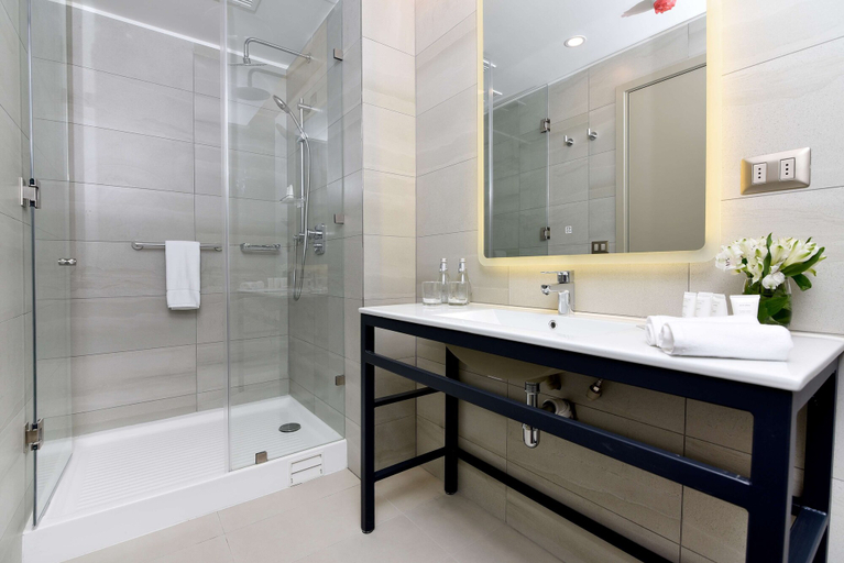Bathroom 4, Best Western Ferrat, Cautín