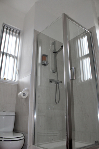 Bathroom 4, The Station Hotel and Banqueting, Sandwell