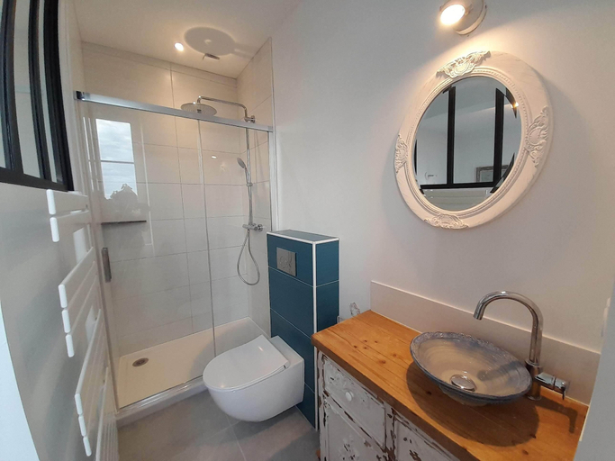 Bathroom 5, Maravillon, Yonne