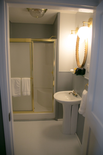 Bathroom 5, The Grand Hotel, Troup