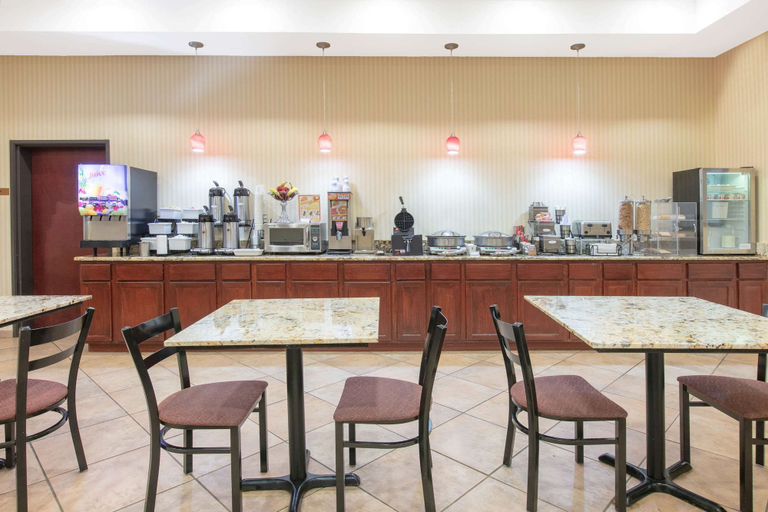 Food & Drinks 5, Baymont by Wyndham McComb, Pike