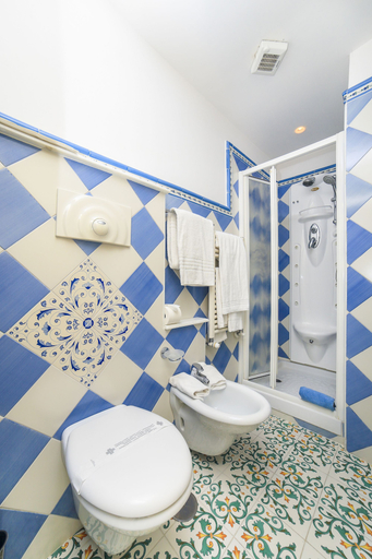 Bathroom 5, Hotel Bonadies, Salerno