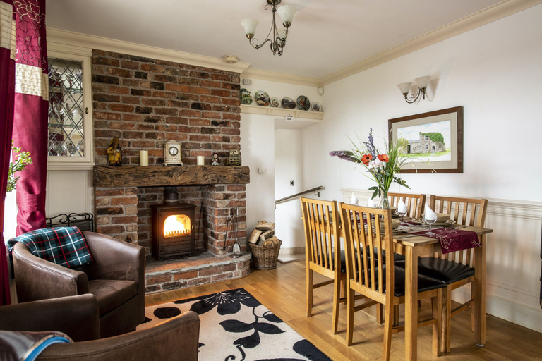 Others 4, Cottage - Sleeps 5 - Hot Tub - Garden - Parking, Lancashire