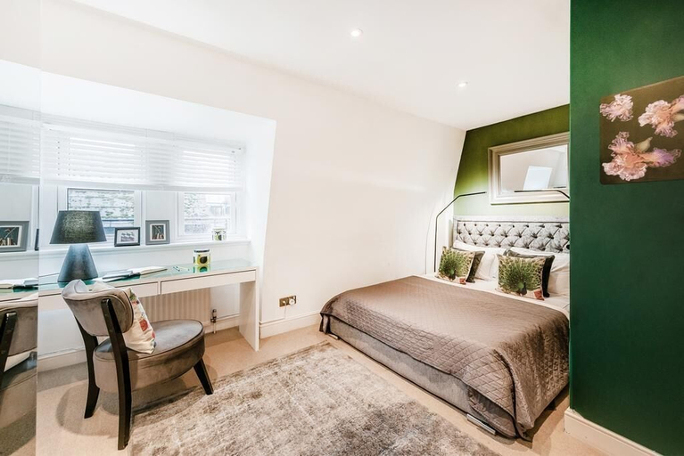 Bedroom 2, Nassau Street, London