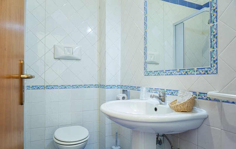 Bathroom 4, Hotel Holidays, Napoli
