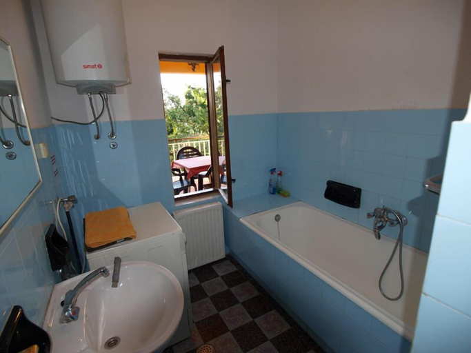 Bathroom 4, Apartment 731, Pula