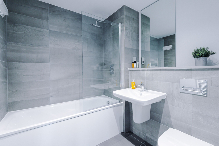 Bathroom 4, Hilltop Serviced Apartments- Deansgate, Manchester
