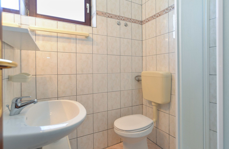 Bathroom 4, Apartment 794, Pula