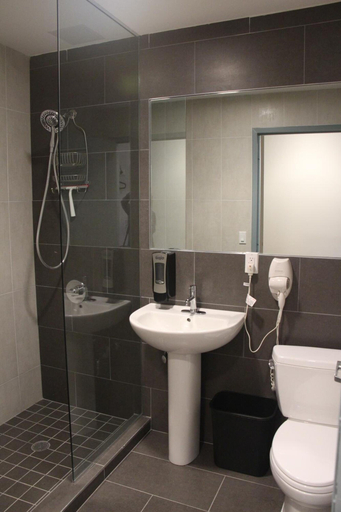 Bathroom 5, Jazz on Columbus Circle Hostel, New York