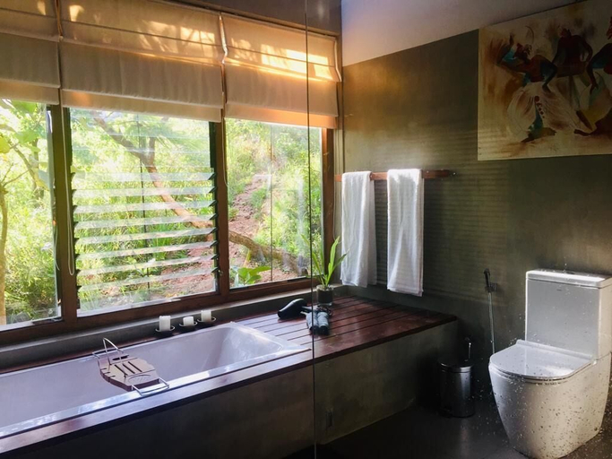 Bathroom 3, Treehouse Chalets, Imbulpe