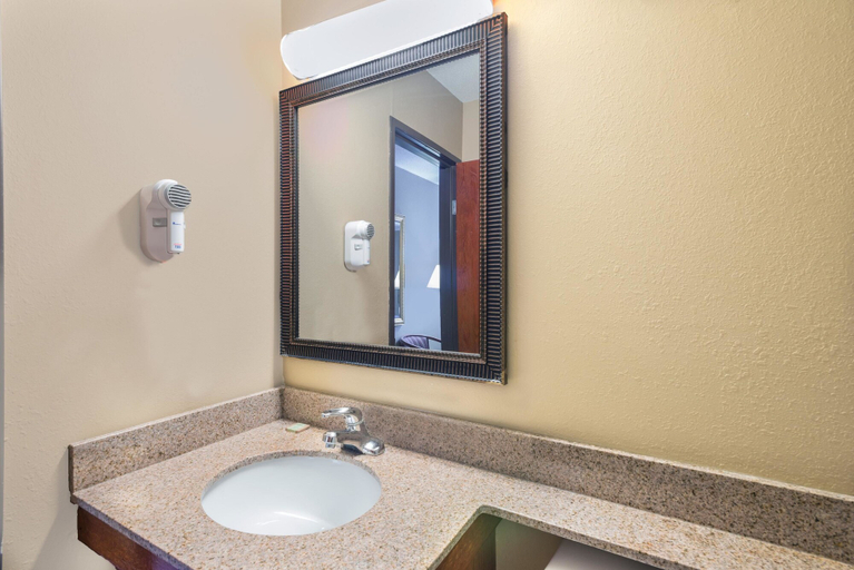 Bathroom 4, Super 8 by Wyndham Tilton/Lake Winnipesaukee, Belknap