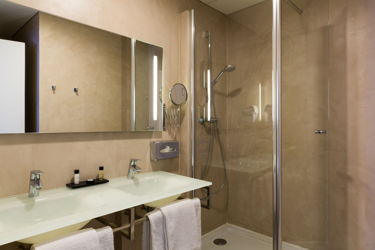 Bathroom 4, Hotel Le Cardinal Rueil Centre, Hauts-de-Seine