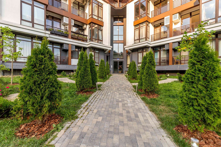 Exterior & Views
