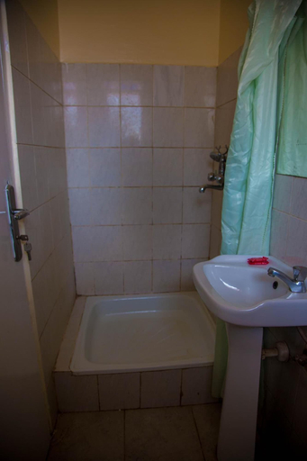 Bathroom, Shumuk Hotel and Apartments, Kampala