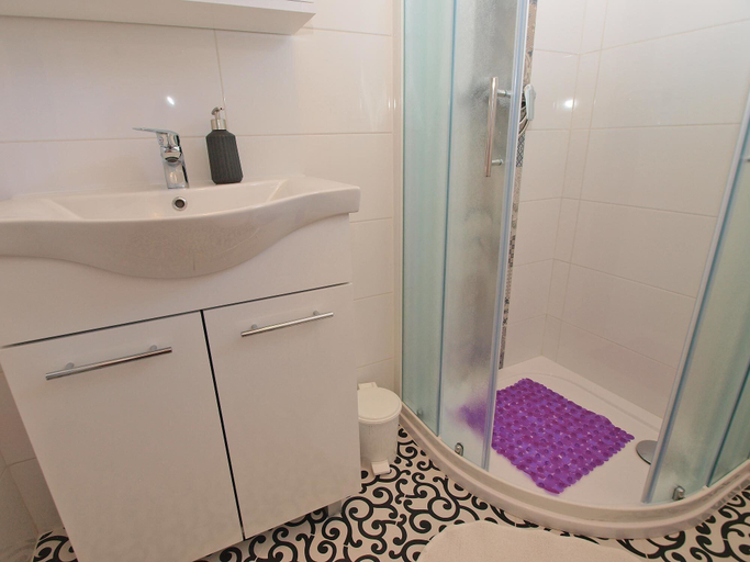 Bathroom 3, Apartment 1103, Poreč