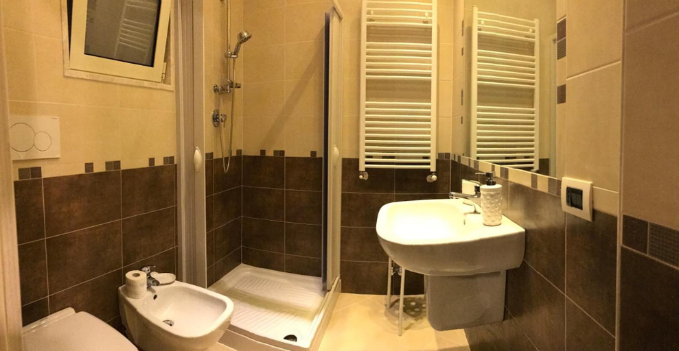 Bathroom 3, La Dolce Notte, Bari