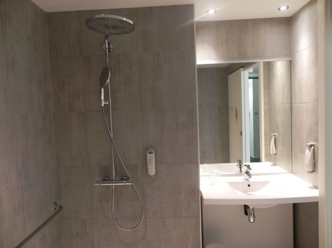 Bathroom 4, ibis Sète Balaruc les Bains Bien-être et Spa Hotel, Hérault