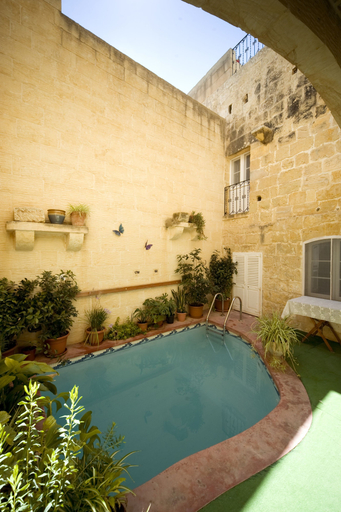 Sport & Beauty 4, Tal-barun Farmhouse