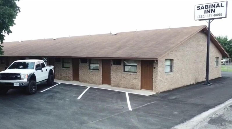 Exterior & Views 2, Sabinal Inn, Uvalde