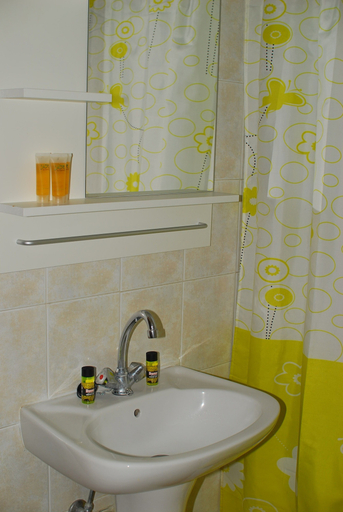 Bathroom 4, Kanalli Restaurant & Apartments