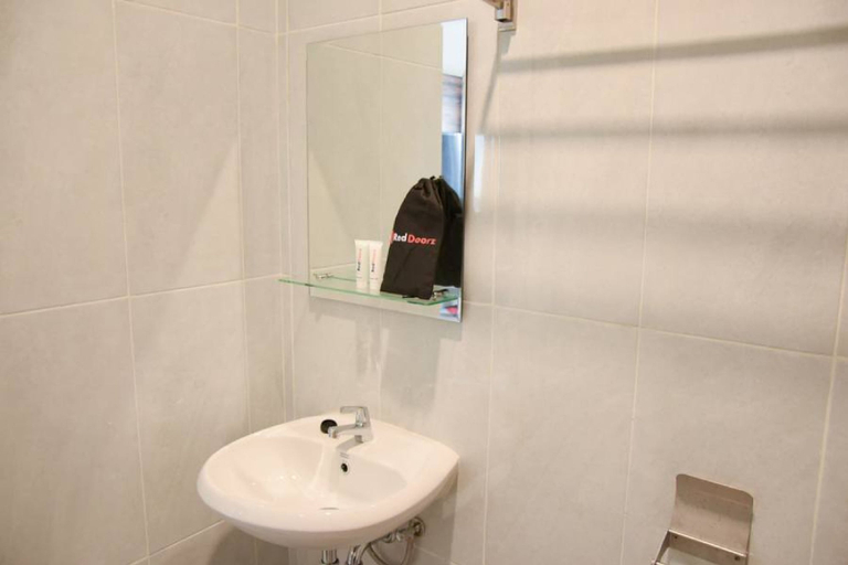 Bathroom 4, RedDoorz Plus near UNIMED Medan, Medan