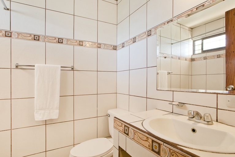 Bathroom 5, Hotel Boyeros, Liberia