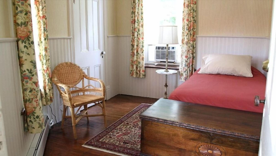 Bedroom 3, Chrysler House, Lake Ontario