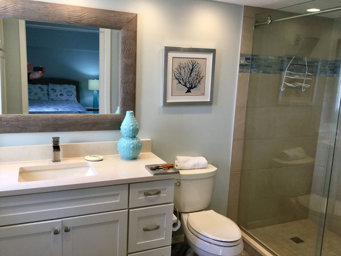Bathroom 4, Island House Beach Resort, Sarasota
