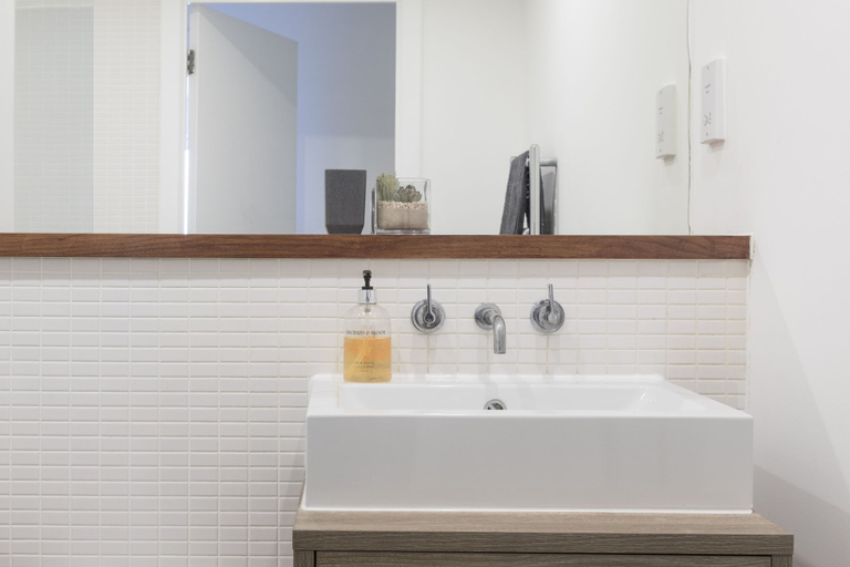Bathroom 4, Luxury 2-bed Flat, Parking Near Tube and Emirates, London