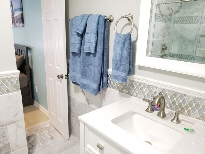 Bathroom 3, 206a 10th, Saint Johns