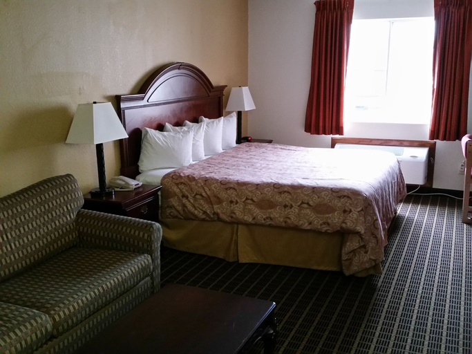 Bedroom 3, Rodeway Inn Cedar Rapids, Linn