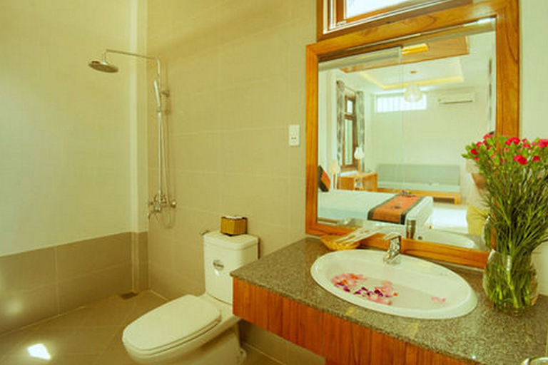 Bathroom 4, Riverside Plum Garden Homestay, Da Nang