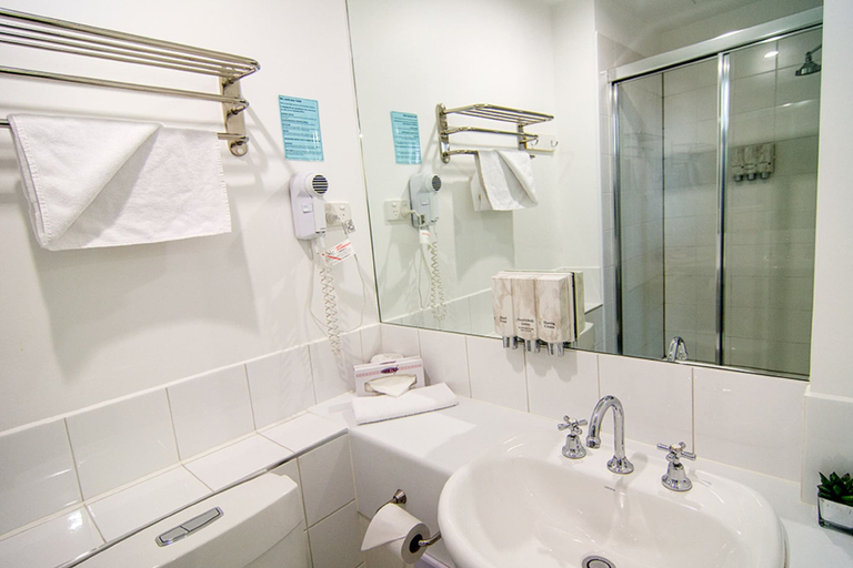 Bathroom 5, Miami Hotel Melbourne, Melbourne