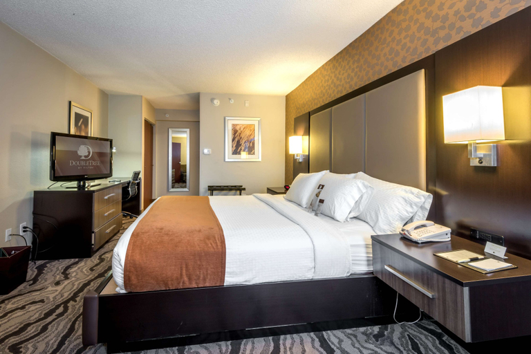 Bedroom 2, Doubletree by Hilton Hotel Montgomery Downtown, Montgomery